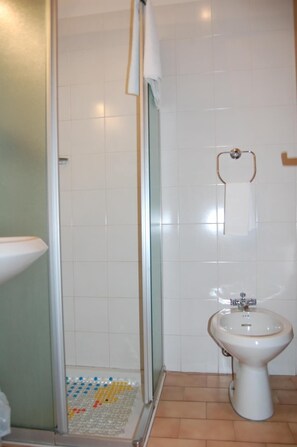 Een douche, gratis toiletartikelen, een haardroger, badjassen