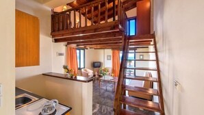 In-room safe, desk, soundproofing, iron/ironing board (on request) - Antilia Apts (Platanias)