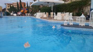 Piscina stagionale all'aperto, ombrelloni da piscina, lettini
