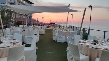Petit déjeuner, déjeuner, dîner et brunch servis sur place