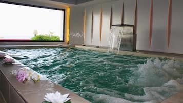 Piscina externa sazonal, guarda-sóis, espreguiçadeiras