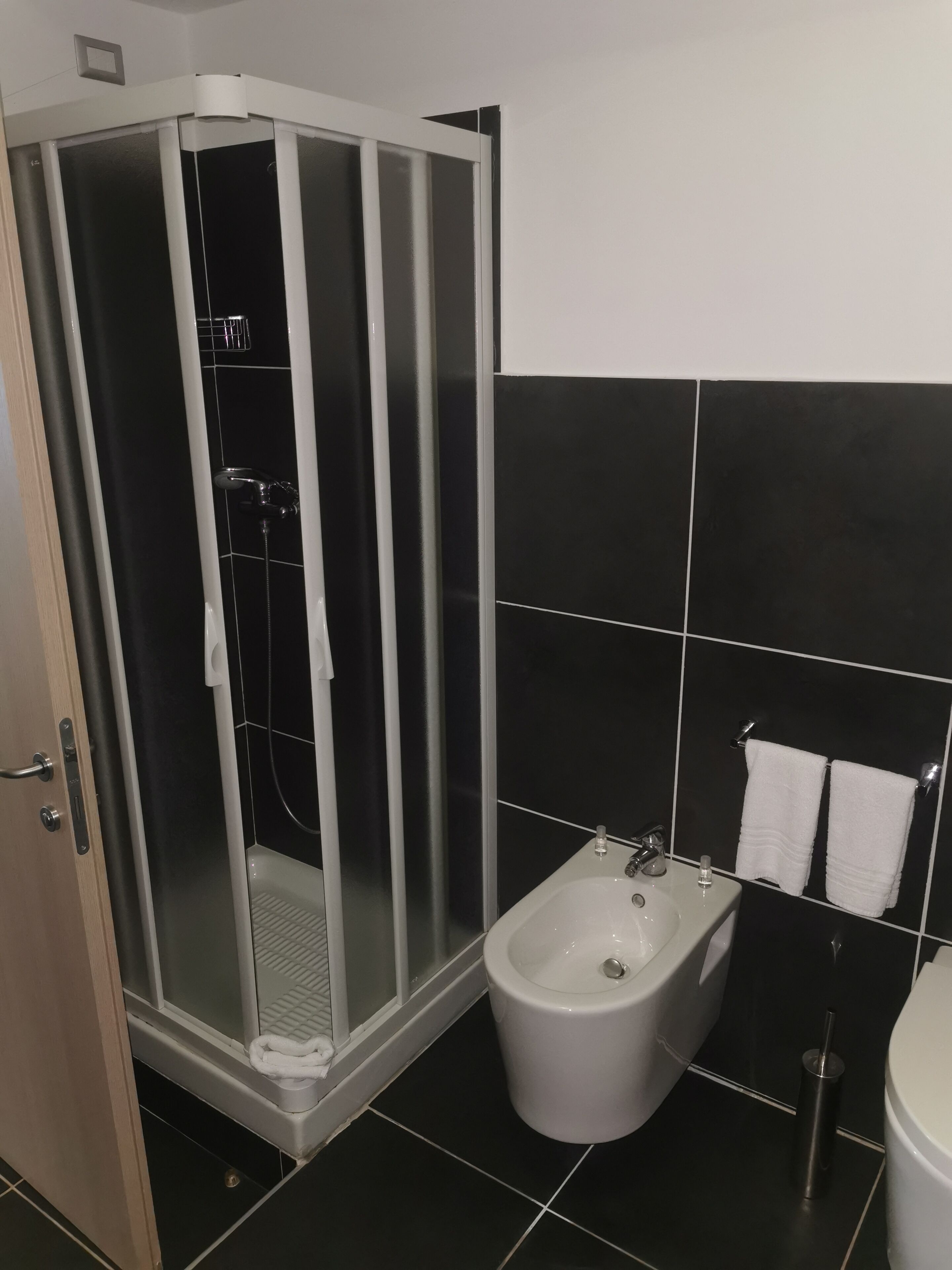 economy double or twin room | bathroom | combined shower/bathtub, free toiletries, hair dryer, bathrobes