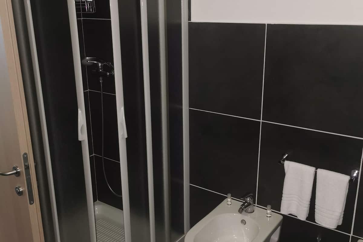 economy double or twin room | bathroom | combined shower/bathtub, free toiletries, hair dryer, bathrobes