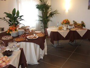 Daily buffet breakfast for a fee - Tus' Hotel (Tusa)