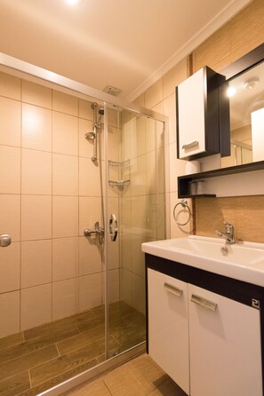 Suite, 1 lit double et 1 canapé-lit | Salle de bain | Douche, séchoir à cheveux, pantoufles, serviettes fournies