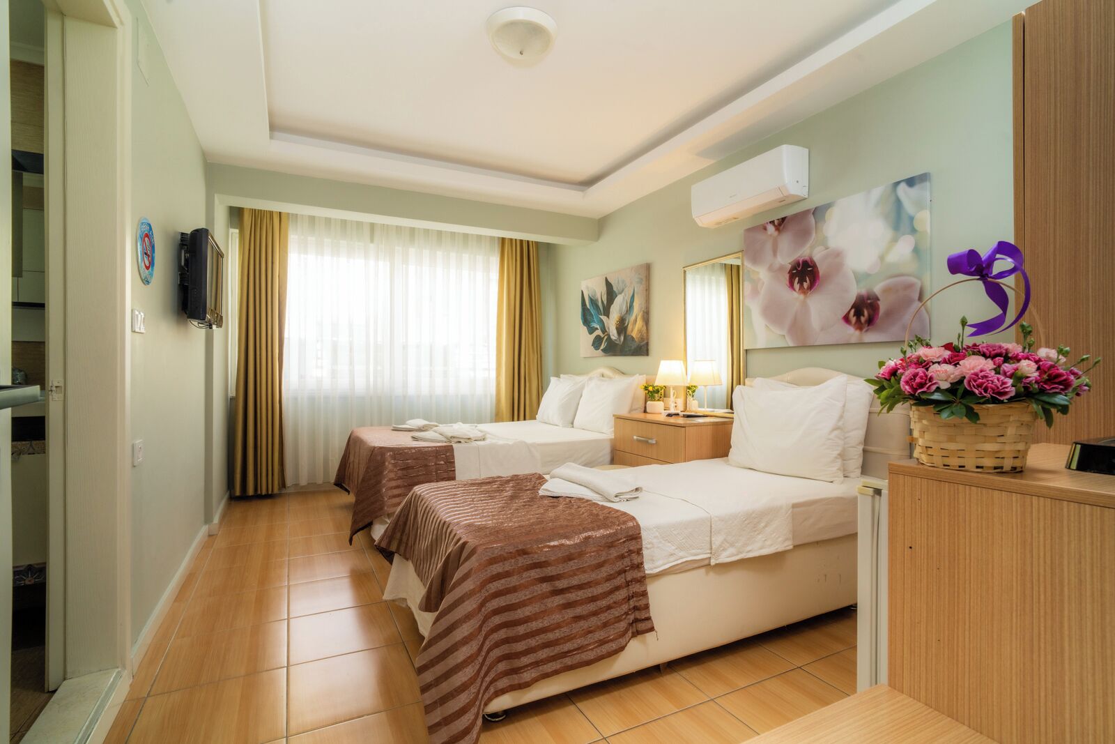 Sengetøy av topp kvalitet, safe på rommet og blendingsgardiner