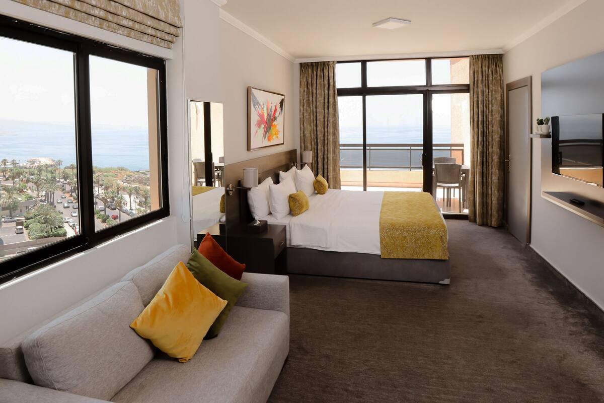 Habitación junior, cocineta, vista al mar | Camas Select Comfort, minibar y caja de seguridad en la habitación