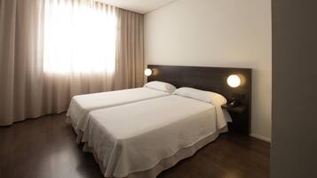 Een kluis op de kamer, een bureau, geluiddichte muren