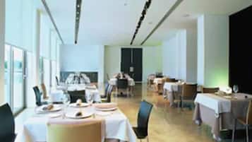 Serveert ontbijt, lunch, diner, Mediterrane gerechten