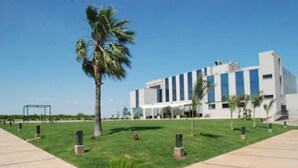 A modern building with a flat roof, large windows, and a symmetrical facade. - Hotel Duomo (Benifayo)