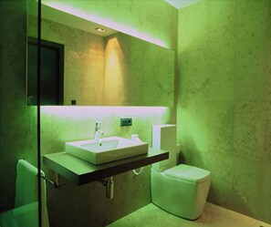 A bathroom with a white sink, a mirror, and a toilet. - Hotel Duomo (Benifayo)