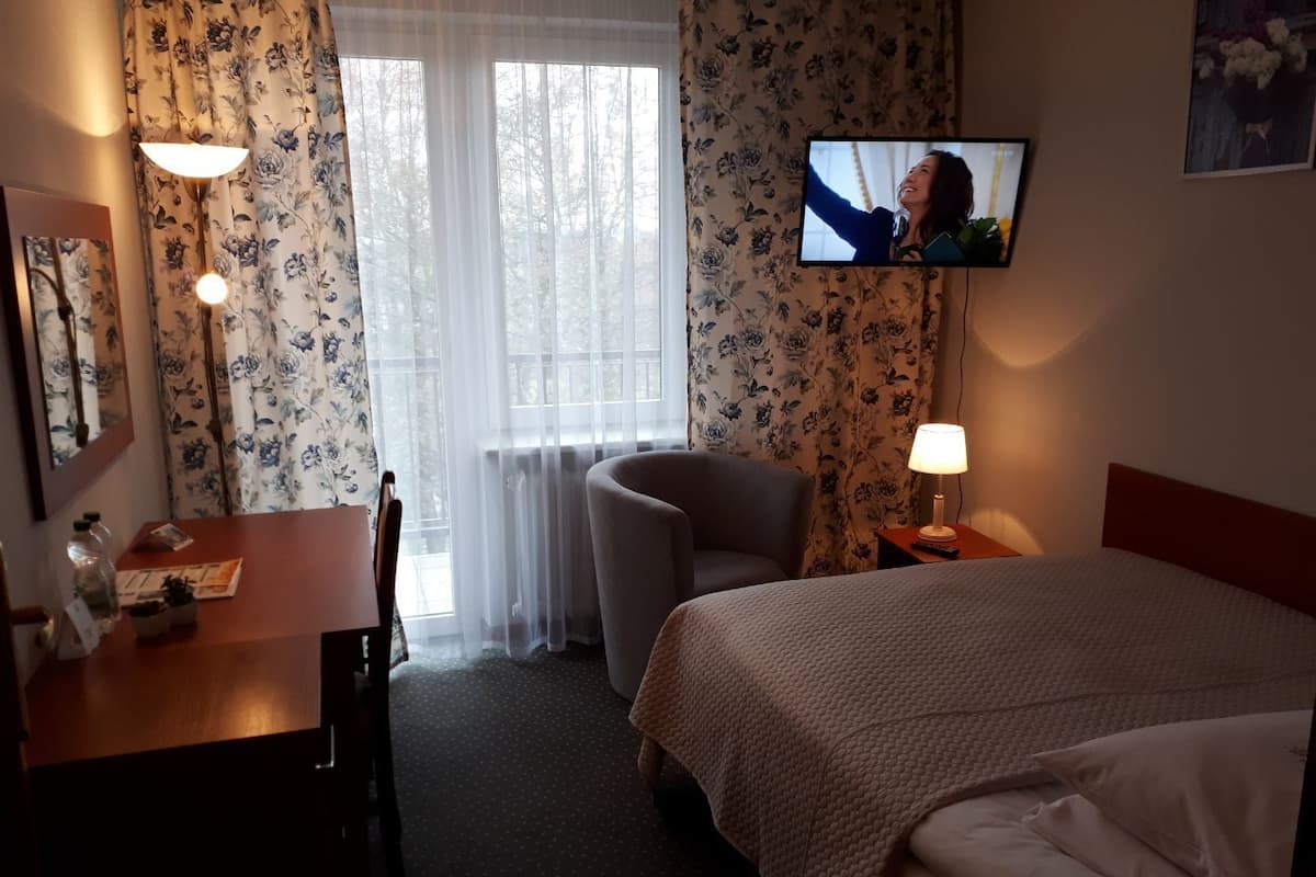 Habitación doble estándar | Escritorio, tabla de planchar con plancha, wifi gratis y ropa de cama