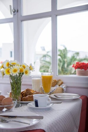 Daily buffet breakfast (EUR 12 per person) - Hotel Olympia (Santorini)