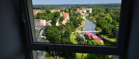 Una finestra con vista su una città, un fiume e un ponte.