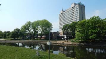 Un hôtel au design moderne, situé en bord de rivière et entouré de verdure.