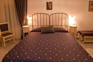 Italialaiset Frette-lakanat, minibaari, työpöytä, äänieristys