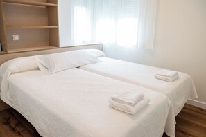 2 slaapkamers, een strijkplank/strijkijzer, gratis wifi, beddengoed