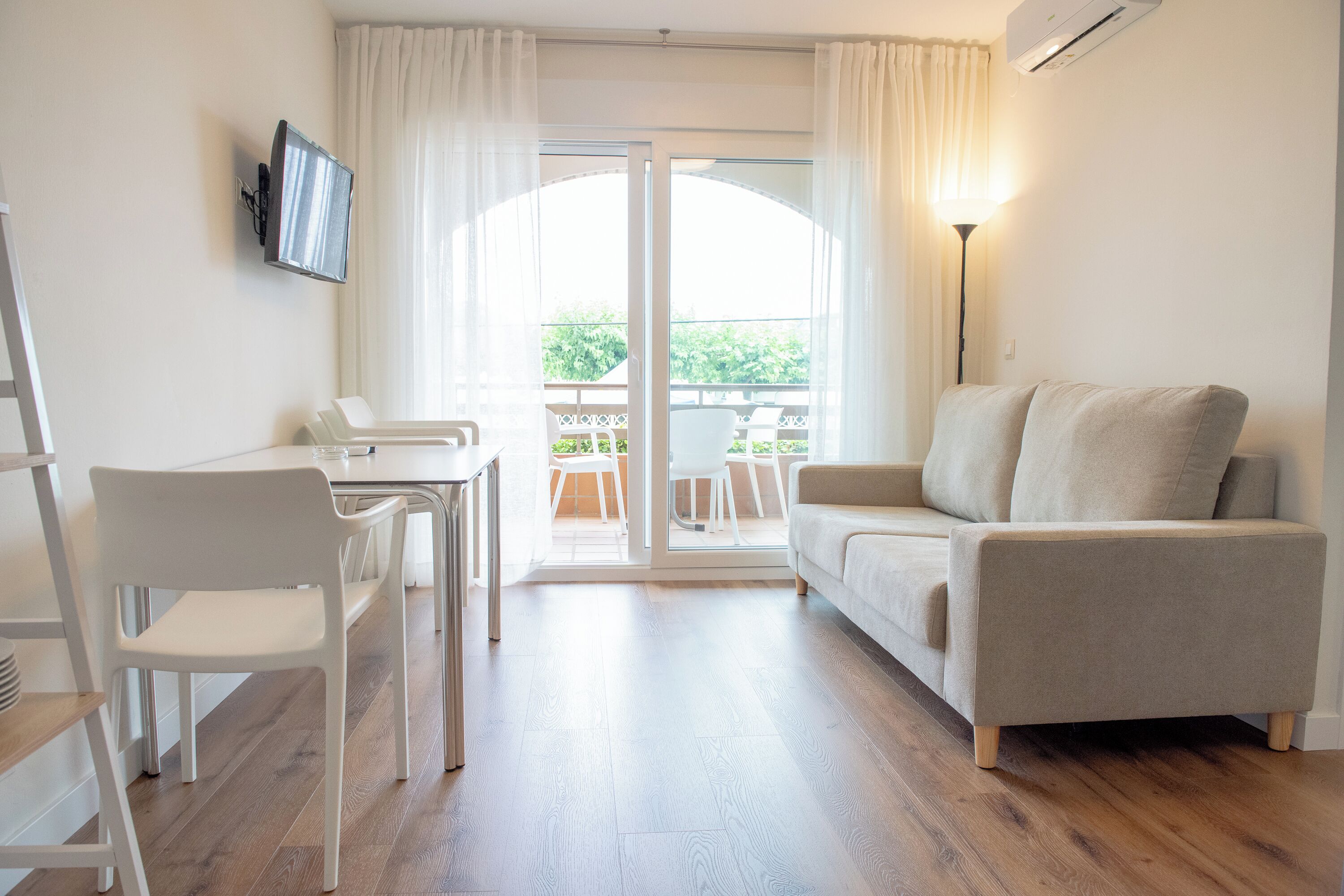 Full-size fridge, microwave, stovetop, dishwasher