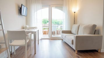 Full-size fridge, microwave, stovetop, dishwasher