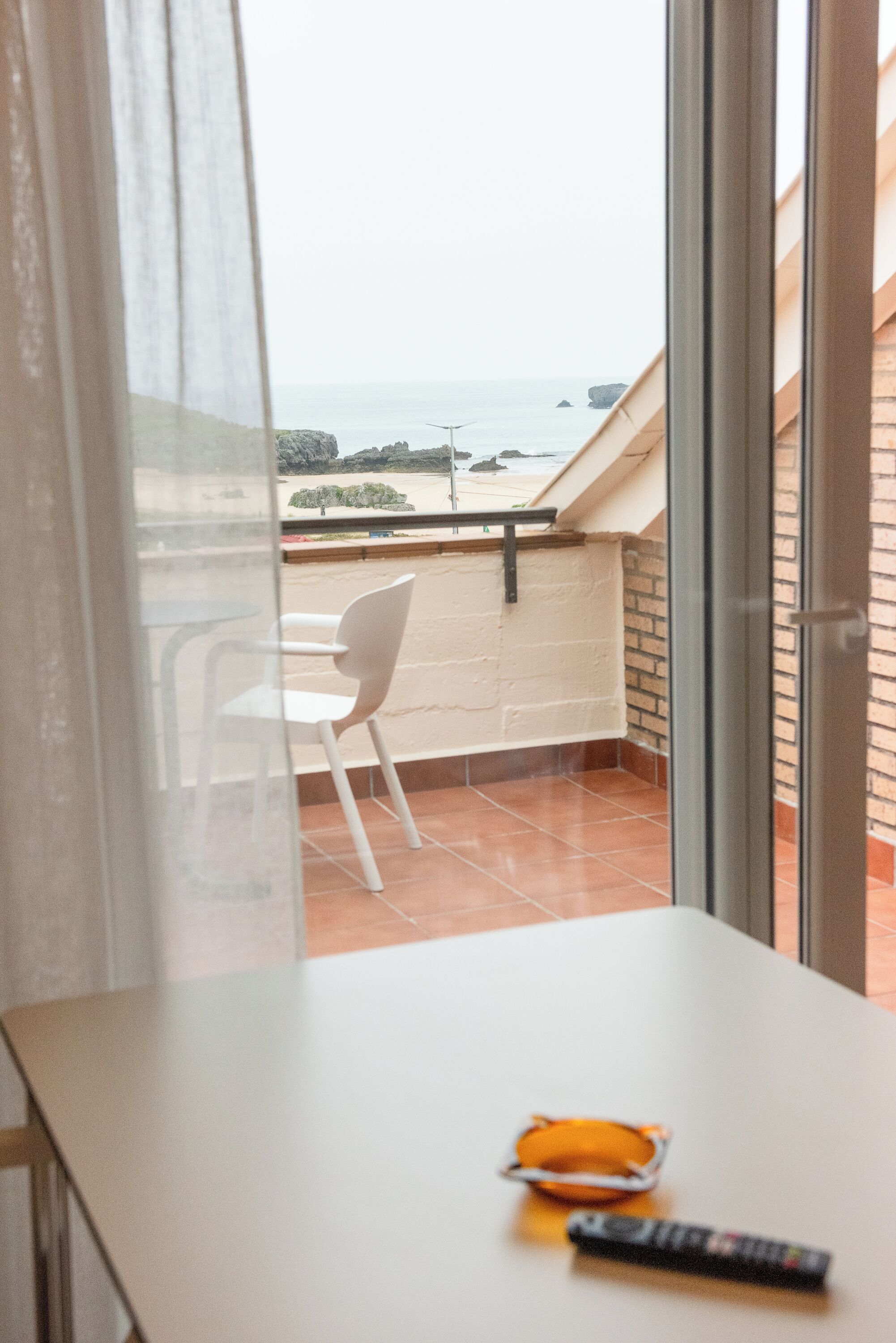 Ático Premier, 2 habitaciones, vistas a la playa | Zona de estar | Una televisión LCD