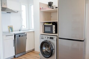 Frigorífico grande, microondas, placa de cocina y lavavajillas