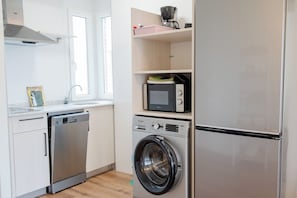 Full-sized fridge, microwave, stovetop, dishwasher