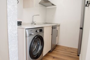 Full-sized fridge, microwave, stovetop, dishwasher - Apartamentos Turisticos Suaces (Noja)