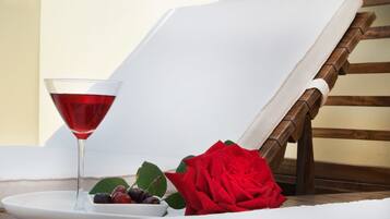 Luxe beddengoed, bedden met traagschuimmatras, een kluis op de kamer