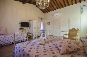 Ropa de cama de alta calidad, escritorio y sistema de insonorización 