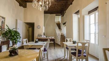 Tägliches Frühstücksbuffet (10 EUR pro Person)