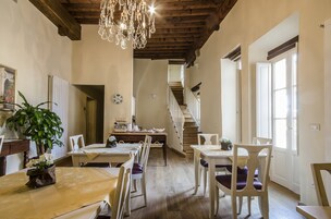 每日供应自助式早餐（每人 EUR 10）