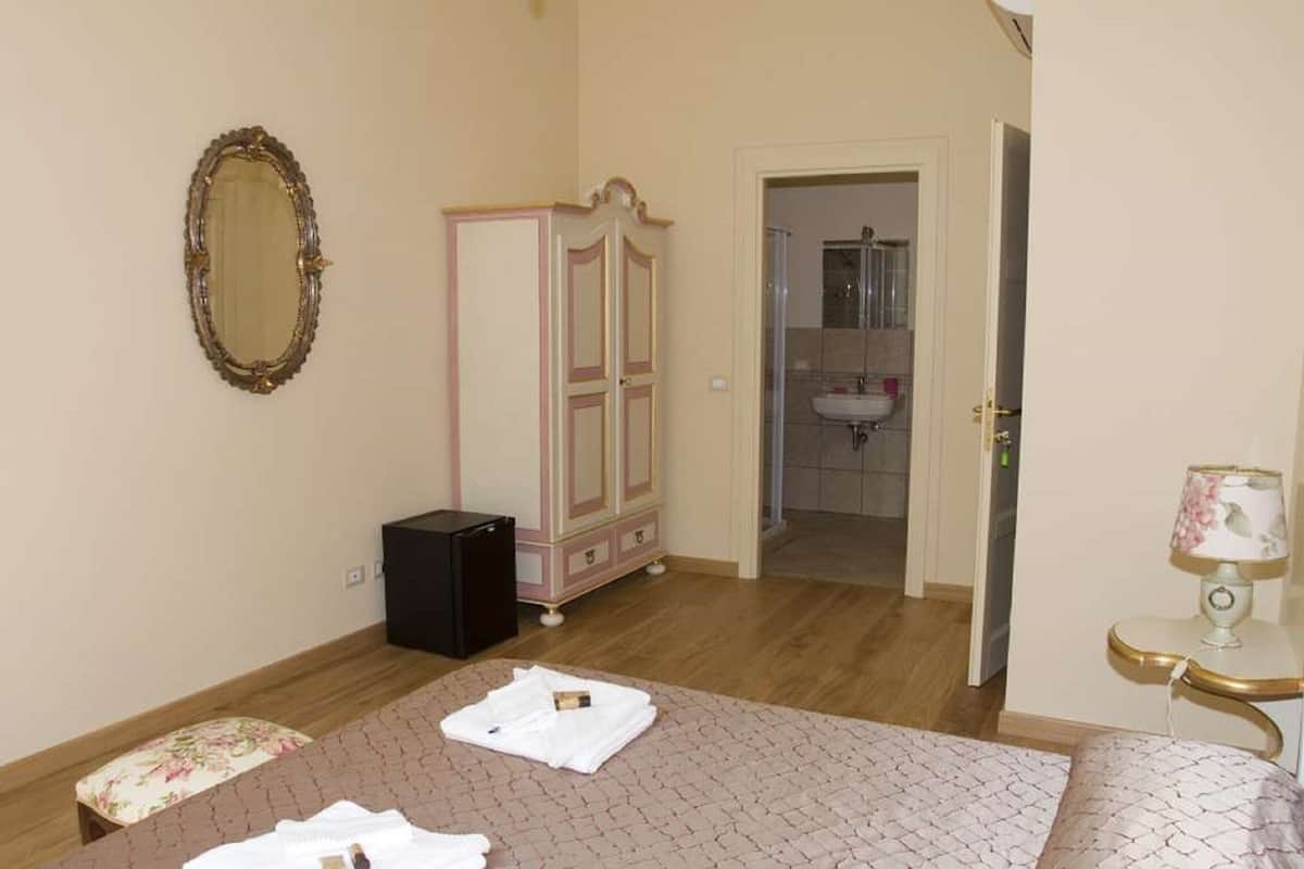 Comfort Room | Premium bedding, desk, soundproofing, free WiFi