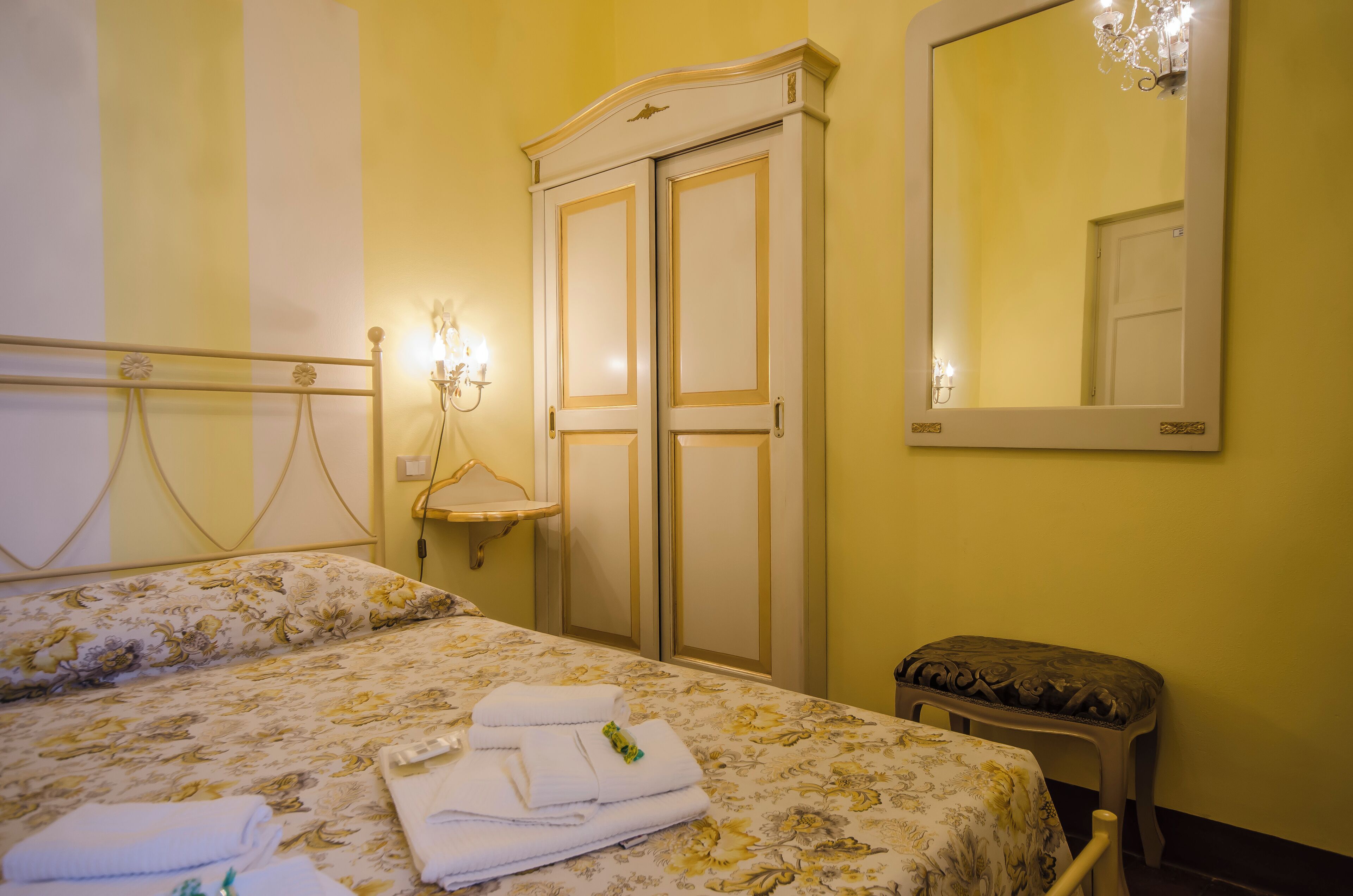 Sengetøy av topp kvalitet, skrivebord, lydisolert og wi-fi (inkludert)