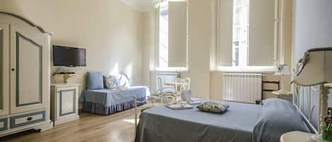 Suite | Premium bedding, desk, soundproofing, free WiFi
