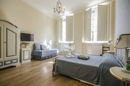 Suite | Premium bedding, desk, soundproofing, free WiFi