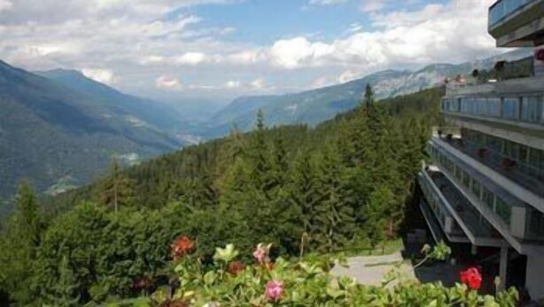 A hotel with a view of mountains and forest. - Hotel Sole Alto (Mezzana)