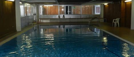 Kolam renang indoor