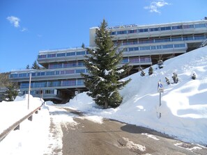 A multi-story building with a sign reading "Club Hotel Sole Alto". - Hotel Sole Alto (Mezzana)