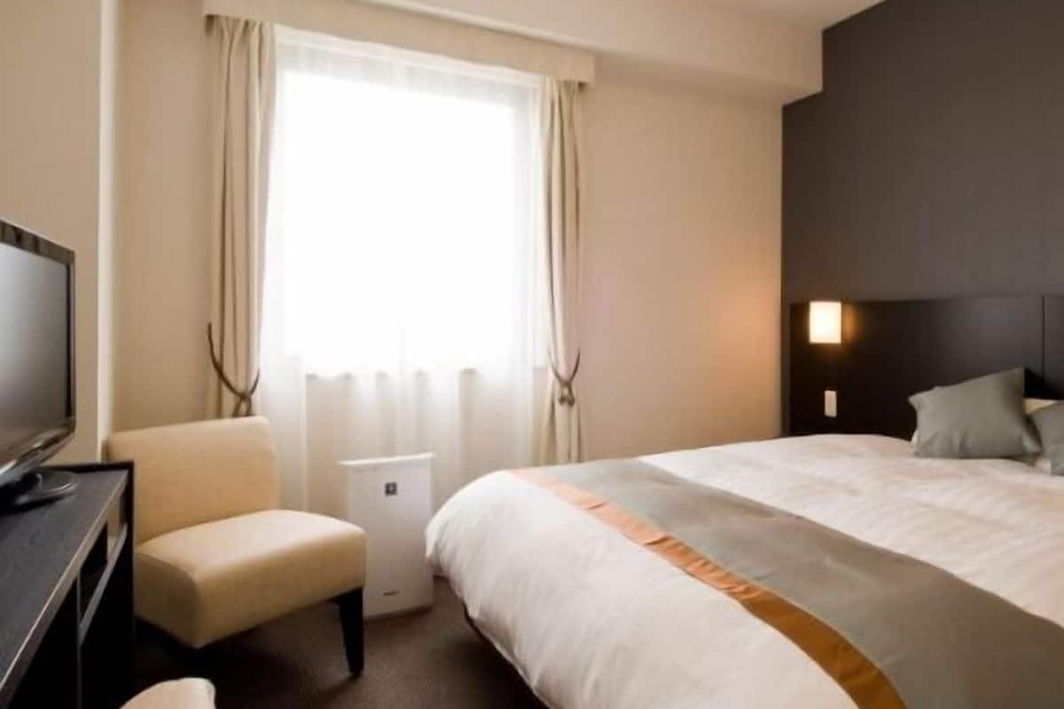Down duvets, in-room safe, desk, blackout curtains
