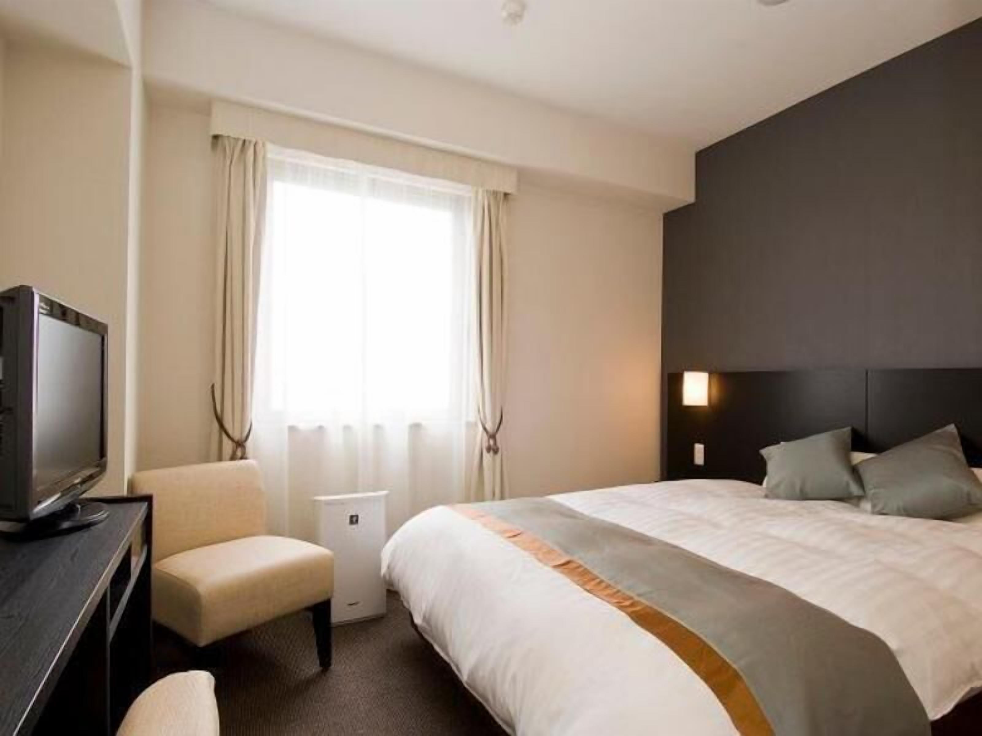 Down comforters, in-room safe, desk, blackout drapes