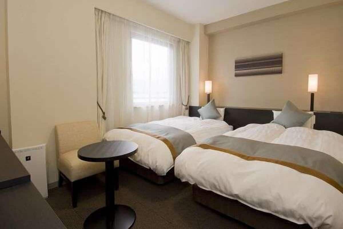 Down comforters, in-room safe, desk, blackout drapes