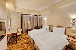 Brankas, meja kerja, tirai kedap cahaya, dan setrika/meja setrika