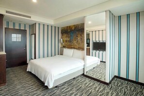 In-room safe, desk, blackout curtains, iron/ironing board - Capital Hotel Nanjing (Taipei)