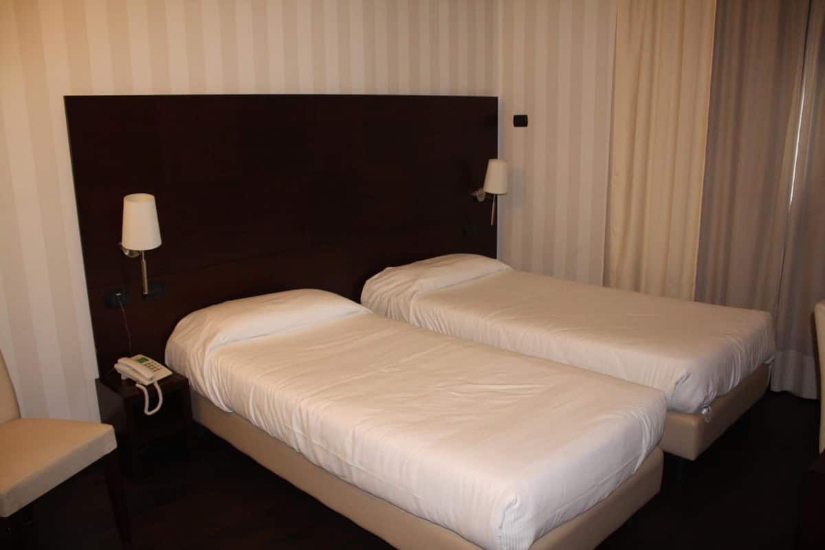 Economy Twin kamer | Luxe beddengoed, een minibar, een kluis op de kamer, een bureau
