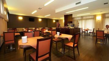 Daily continental breakfast (EUR 6 per person)