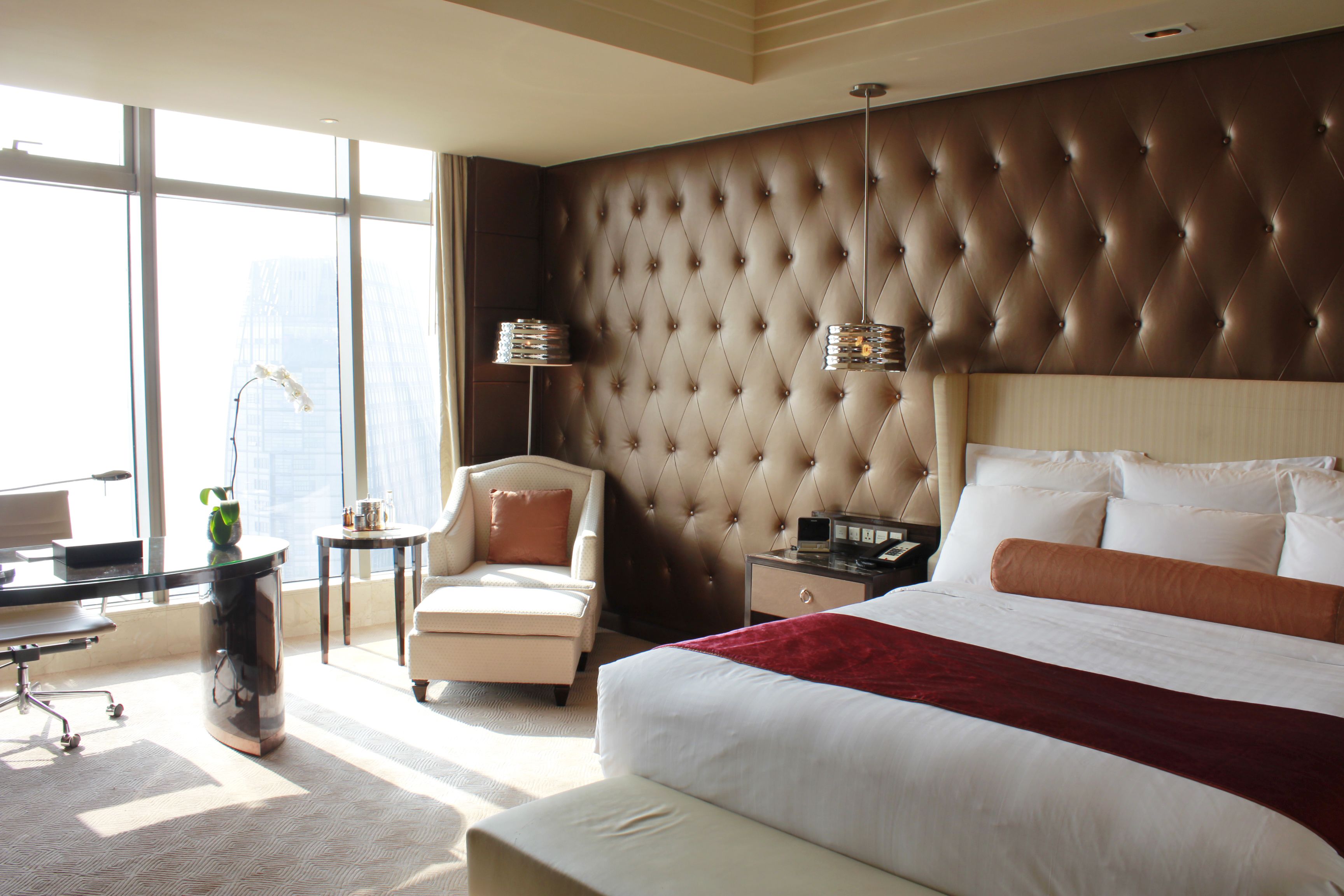 executive suite, 1 king bed, business lounge access, city view | minibar, in-room safe, desk, blackout curtains