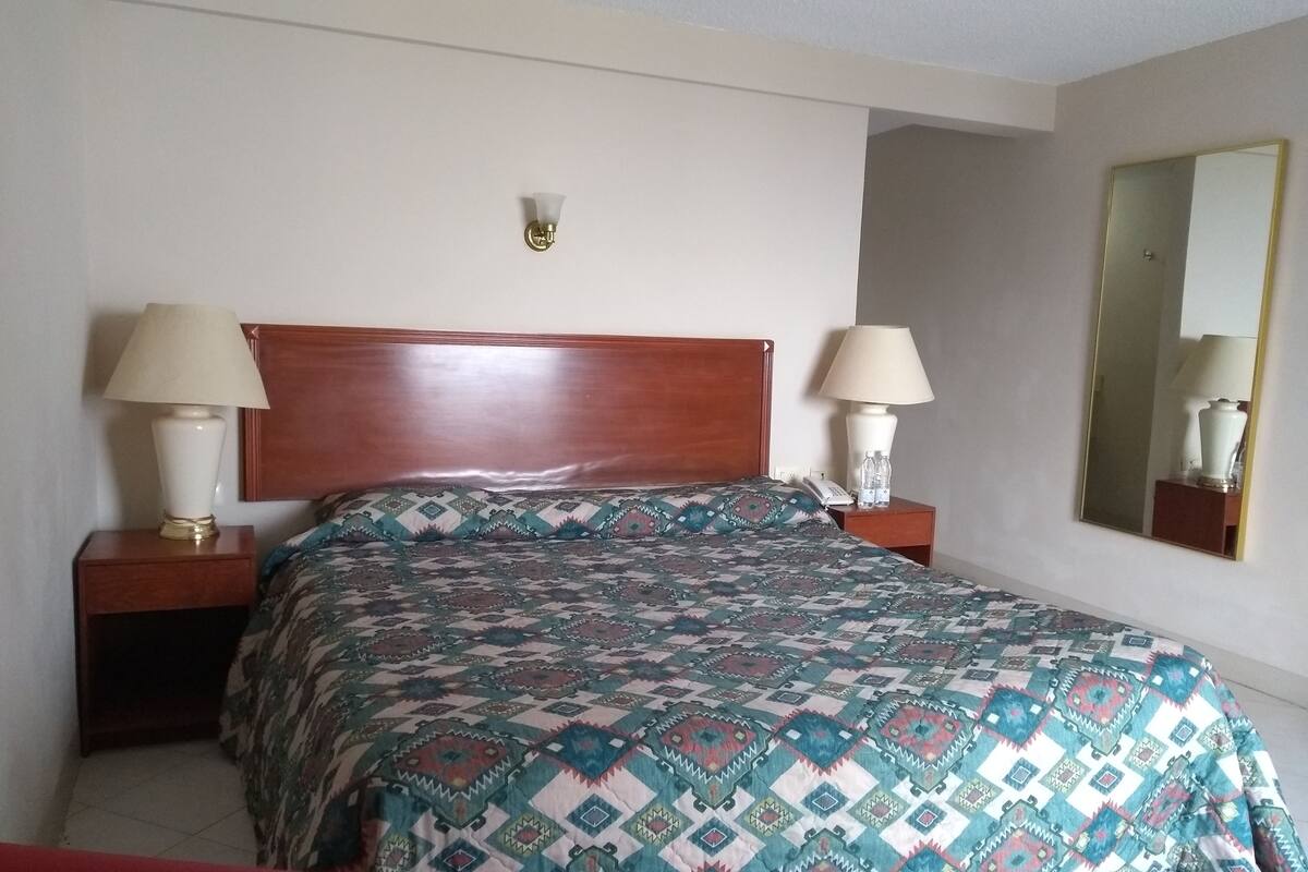 Habitación doble estándar, 1 cama Queen size, baño privado, en esquina | Wifi gratis y ropa de cama