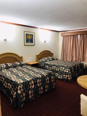 Habitación estándar, 2 camas Queen size | Wifi gratis y ropa de cama