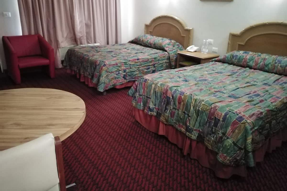 Habitación estándar, 2 camas Queen size | Wifi gratis y ropa de cama