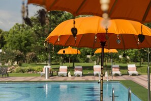 Indoor pool, seasonal outdoor pool, pool umbrellas, pool loungers - Hotel Château Amade (Vrakun)